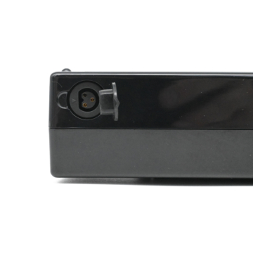 Sparta E-motion C1/C2/C3 / Batavus compatible 13.6Ah fietsaccu (zwart) Incl. lader close up van het oplader gat