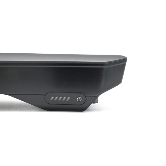 close-up van de Bosch PowerPack 500 Active 36V 13.4Ah fietsbatterij waar je de batterijindicator kan zien en de schakelaar waarmee je de accu aan en uit kan zetten