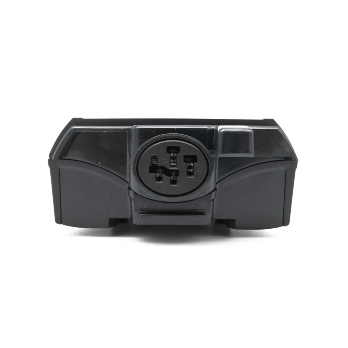 close up van de Bosch PowerPack 500 Active 36V 13.4Ah fietsbatterij waar je die plug-in die de fiets in gaat goed kan zien