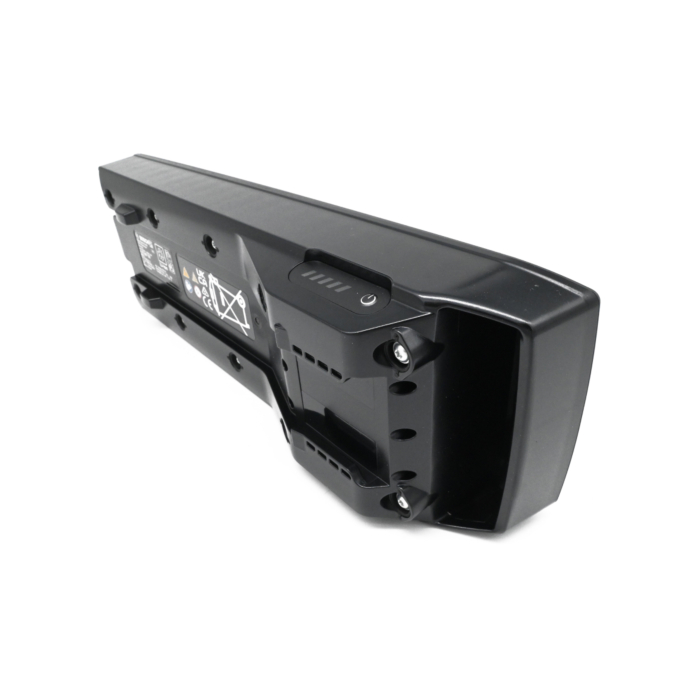 foto van de Bosch PowerPack 500 Active 36V 13.4Ah fietsbatterij vanaf de onderkant waar je stickers met waarschuwingen kan zien en de schakelaar is te zien waar je de accu aan en uit zet