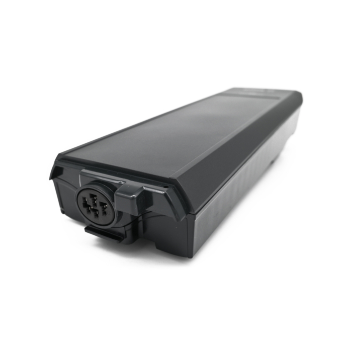 foto van de Bosch PowerPack 500 Active 36V 13.4Ah fietsbatterij vanaf de achterkant waar je de plug-in kan zien die de accu in gaat voor de aansluiting